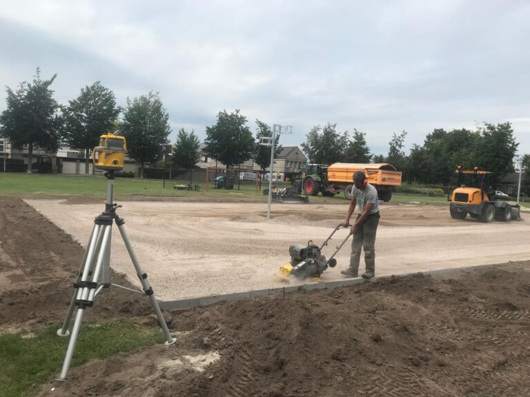 Egaliseren en verdichten zandbaan Piels Groen & Infra
