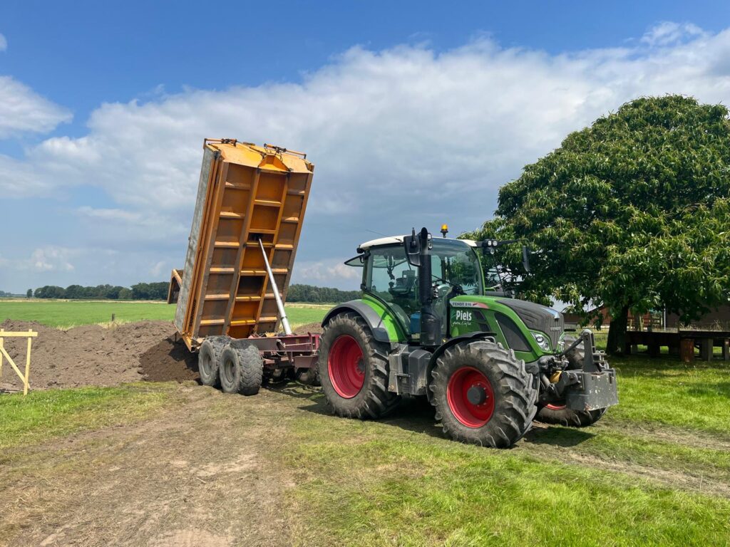 Tractor met grondkar Nijmegen