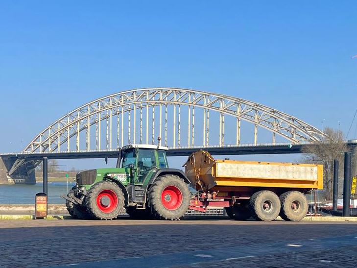 Tractor met grondkar Nijmegen
